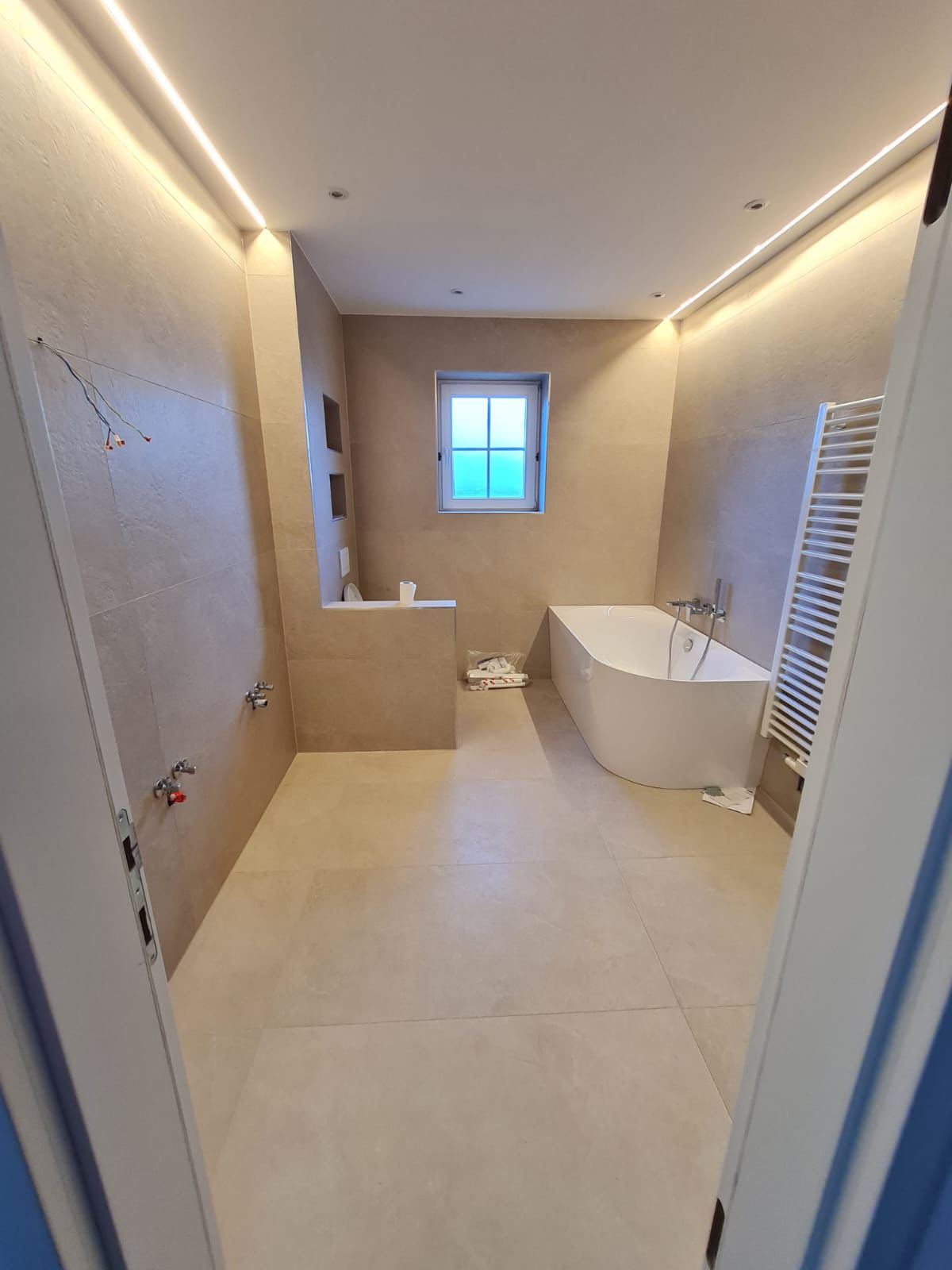 Freistehende Wanne, Rohbauphase, Graz