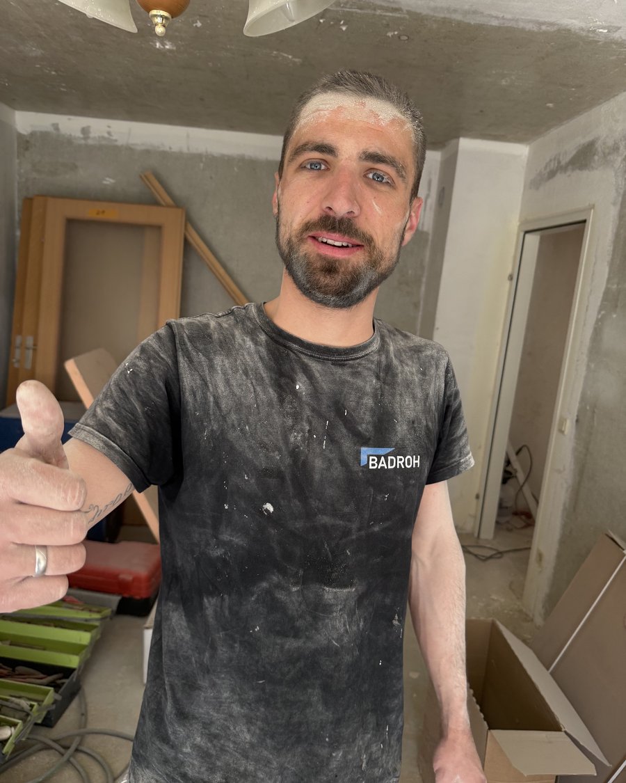Jasmin Bajric, Gründer von BADROH, auf einer Baustelle in Graz